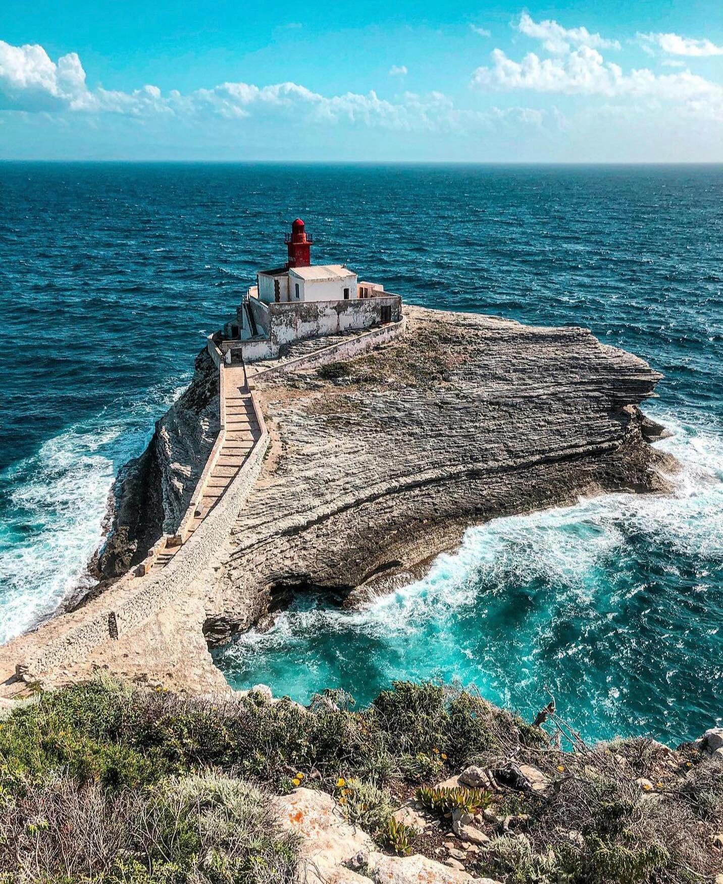 Drone capturant le phare de Bonifacio